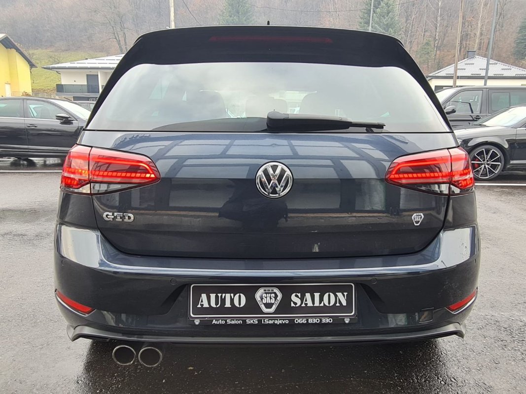 Automobil