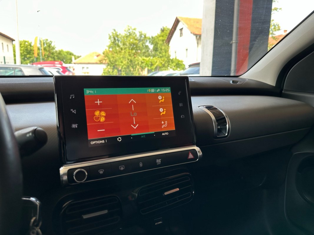 Automobil