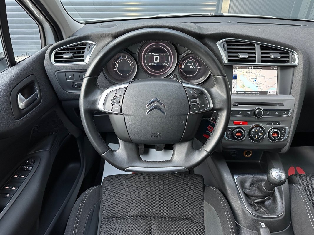 Automobil