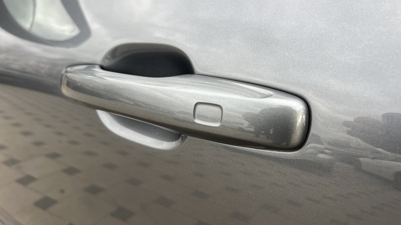 Automobil