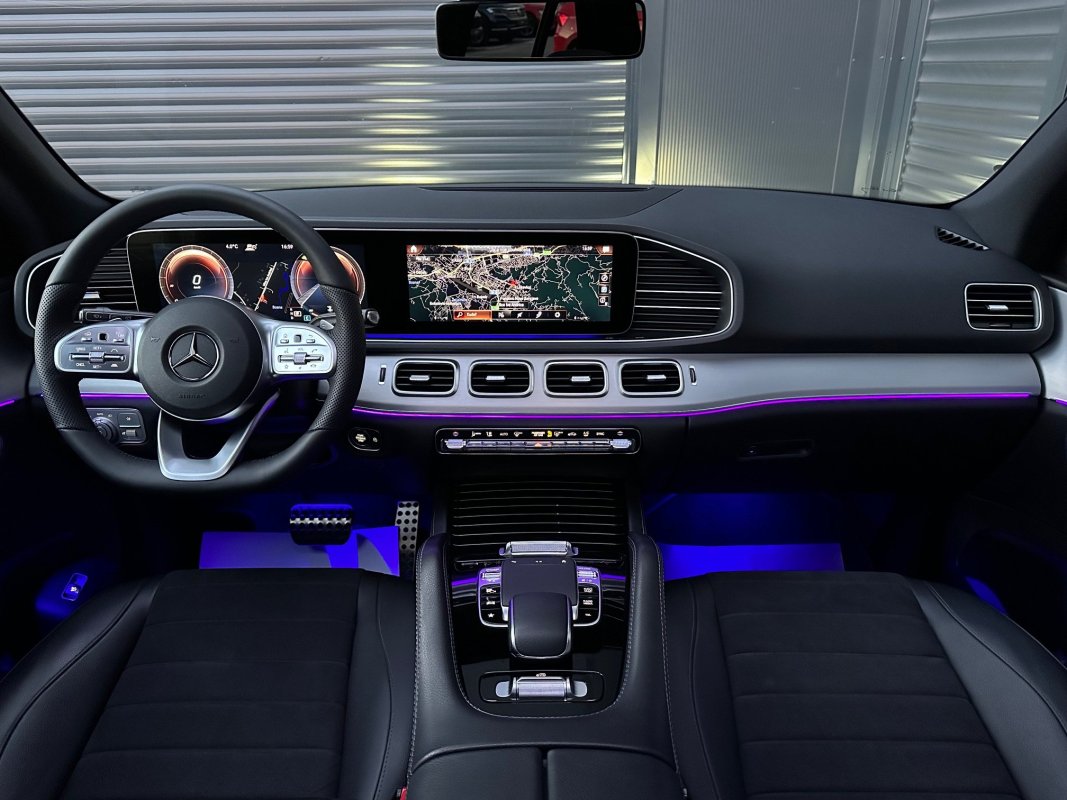 Automobil