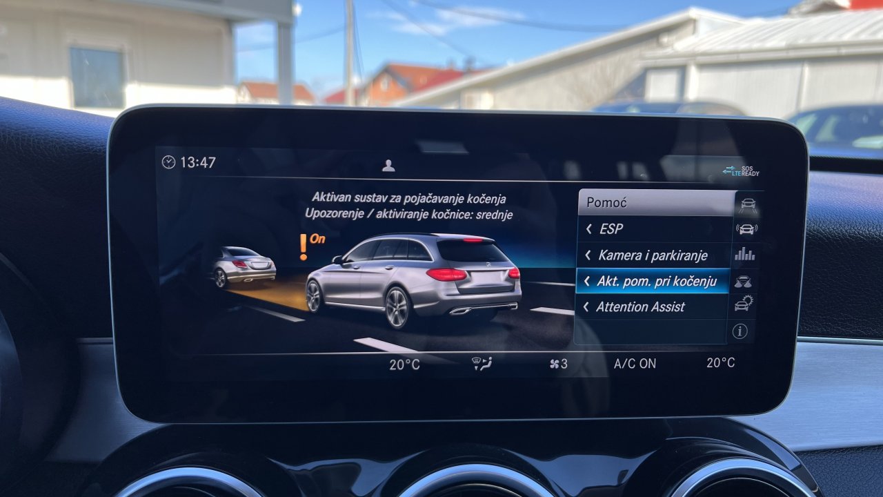 Automobil