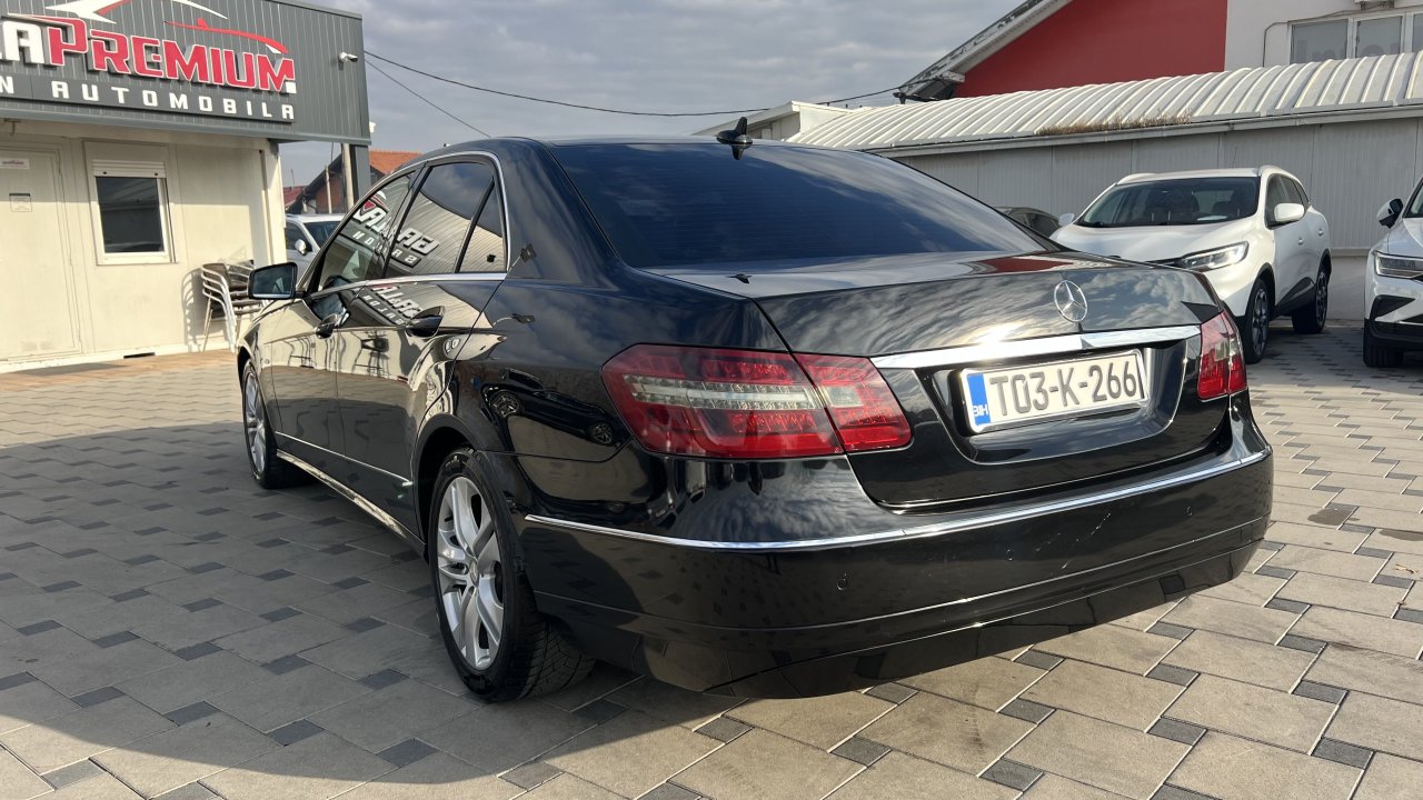 Automobil