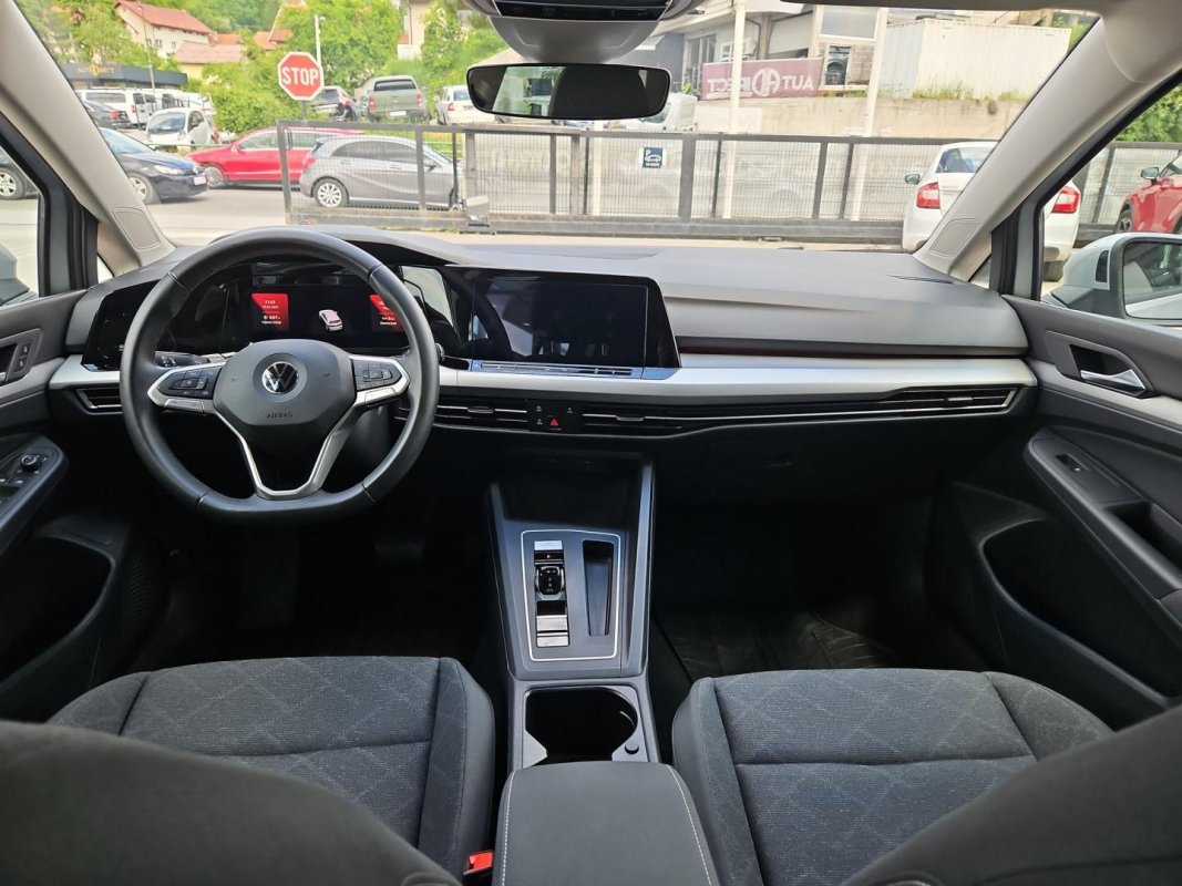 Automobil