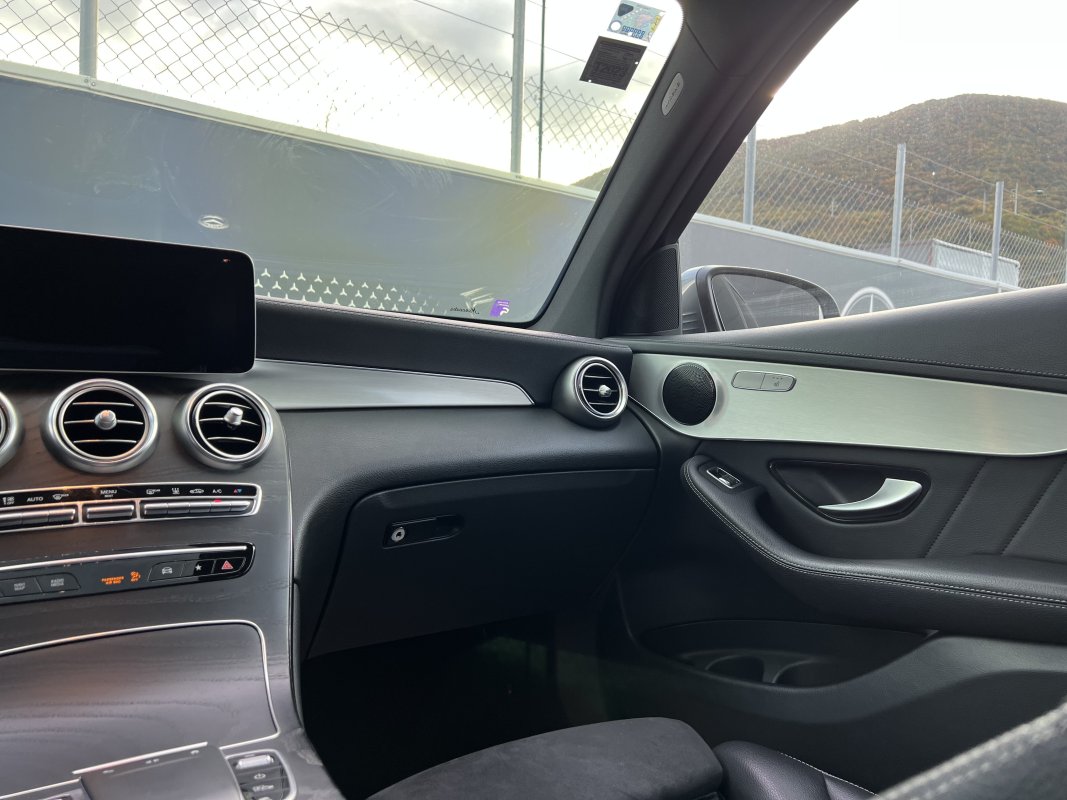 Automobil