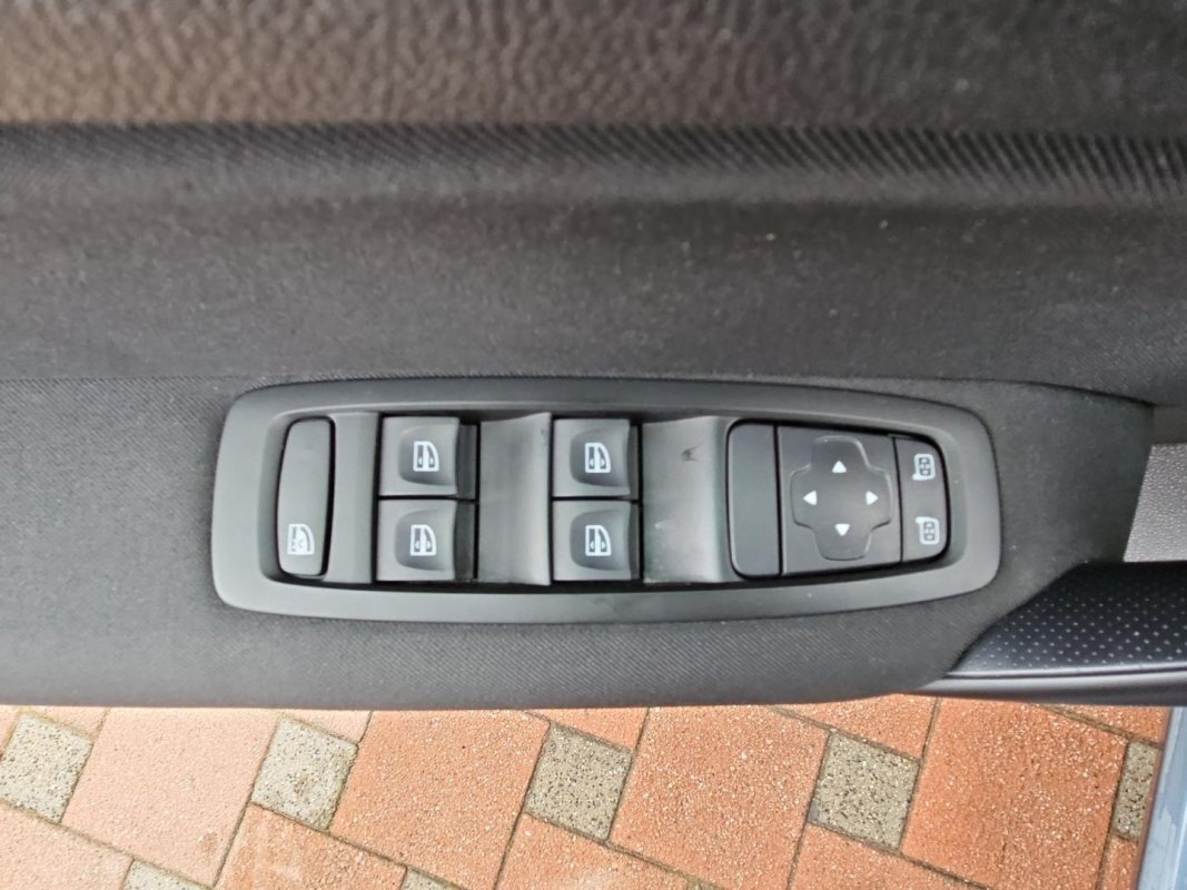Automobil