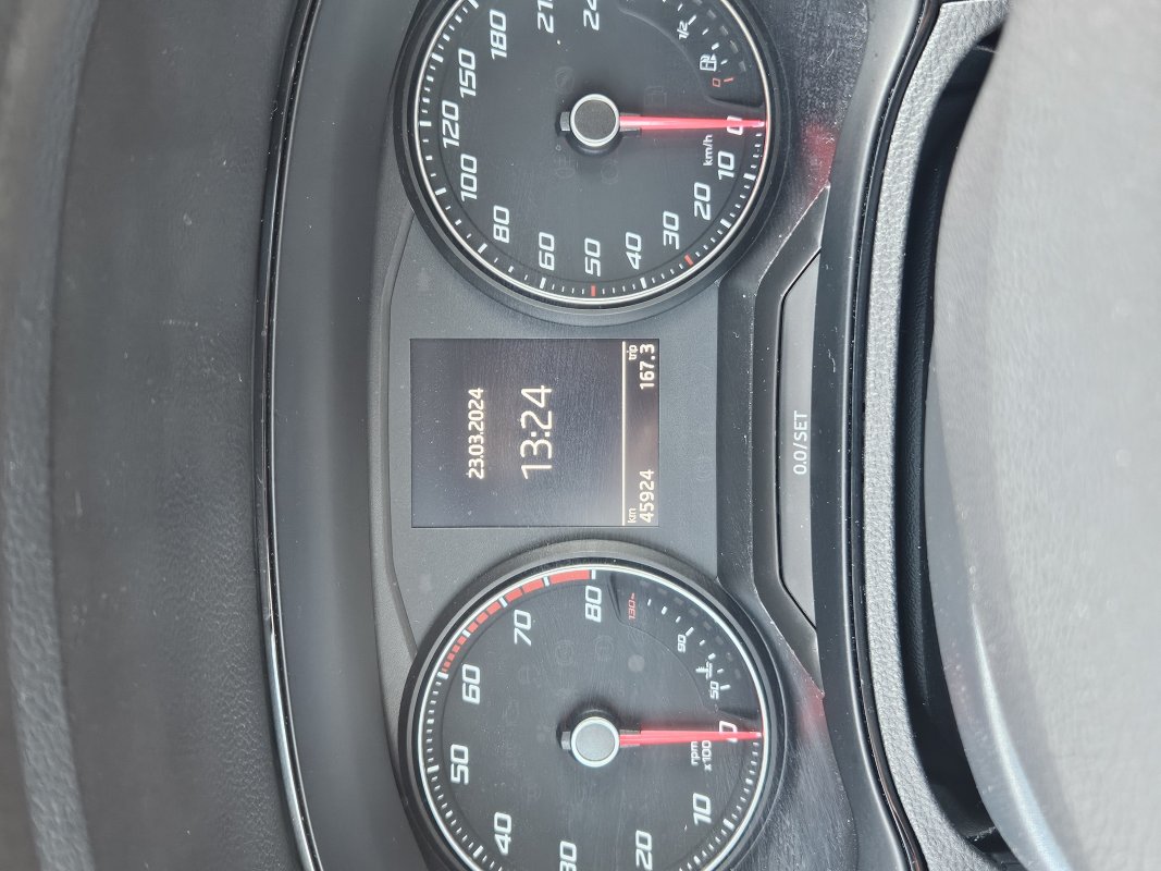 Automobil