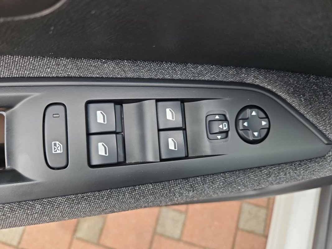 Automobil