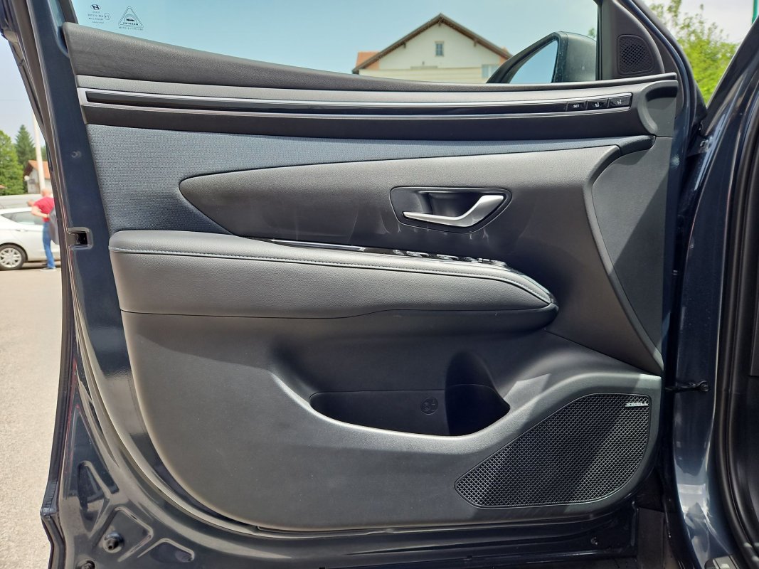 Automobil