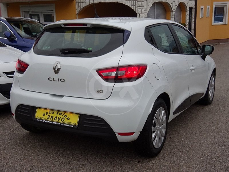 Automobil