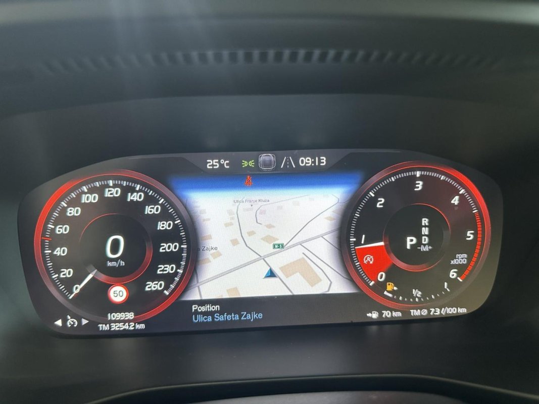 Automobil