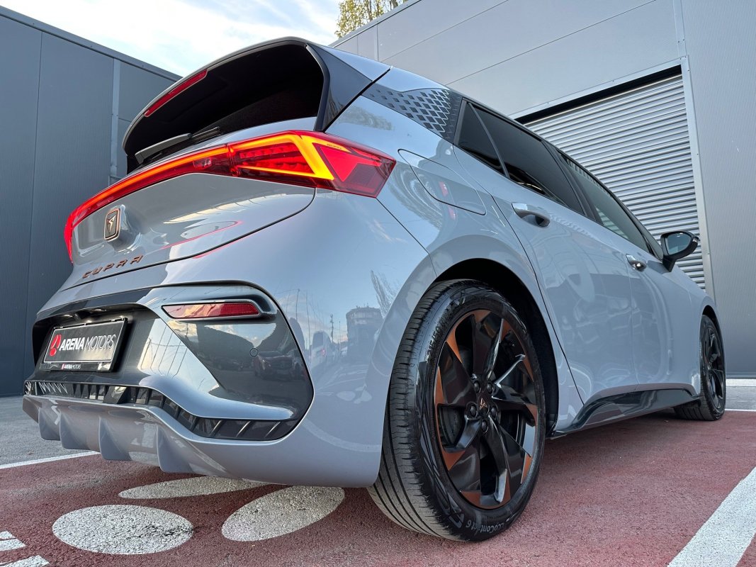 Automobil