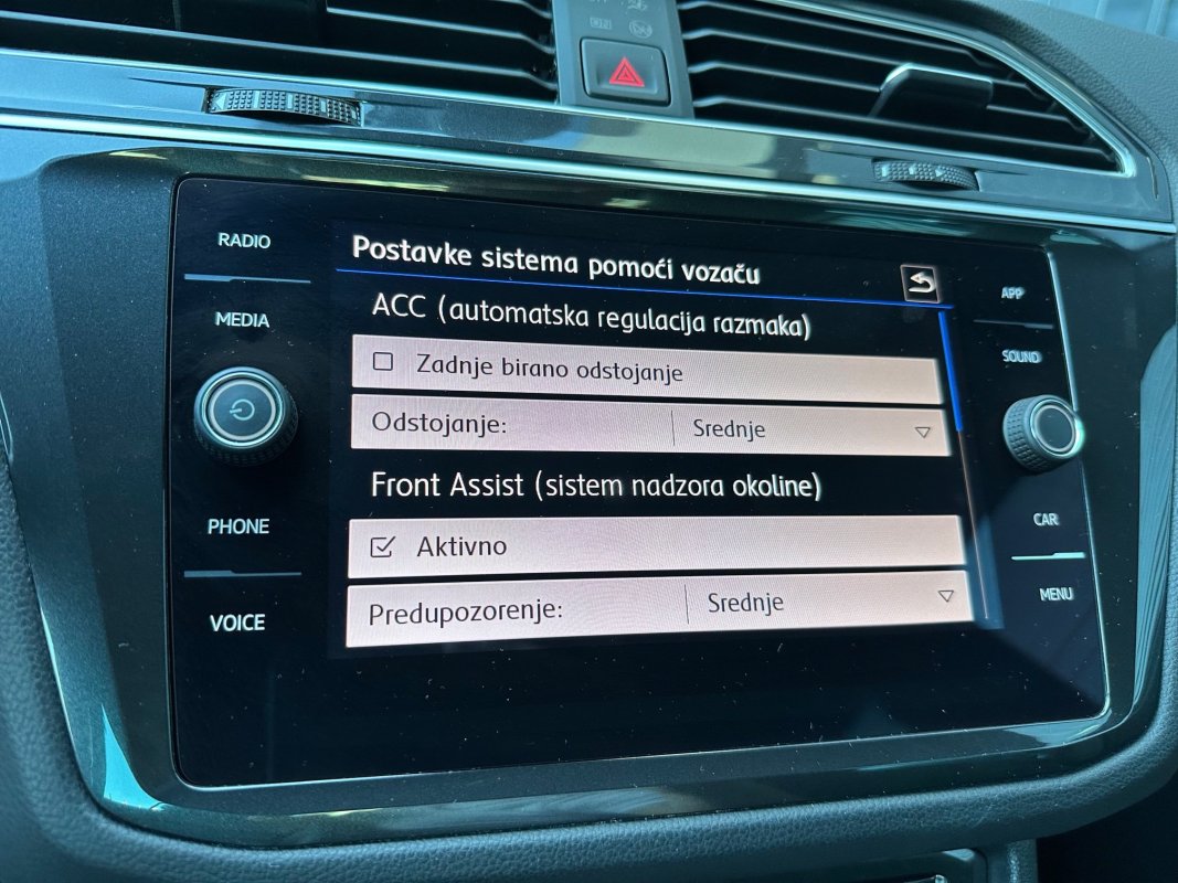 Automobil