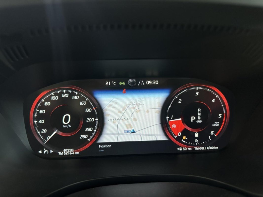 Automobil