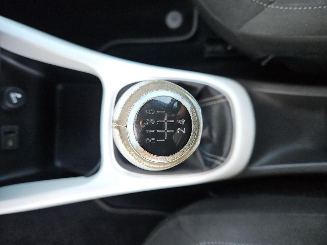 Automobil