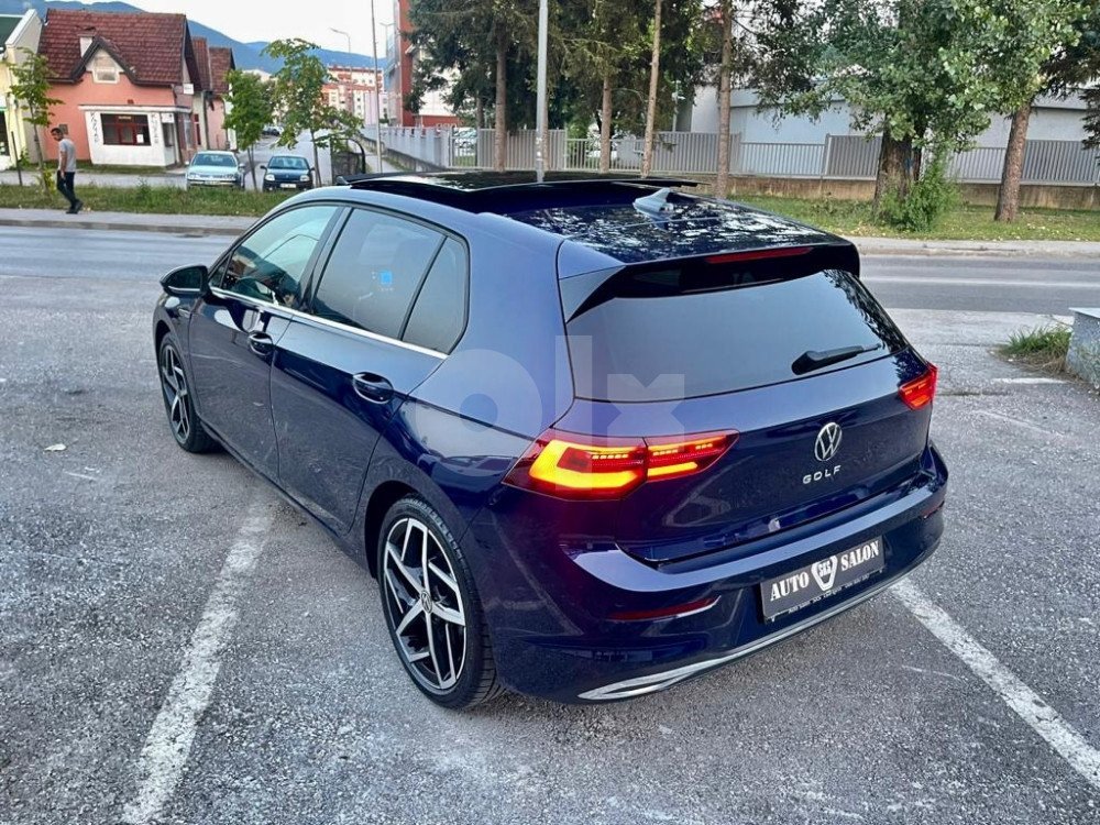 Automobil