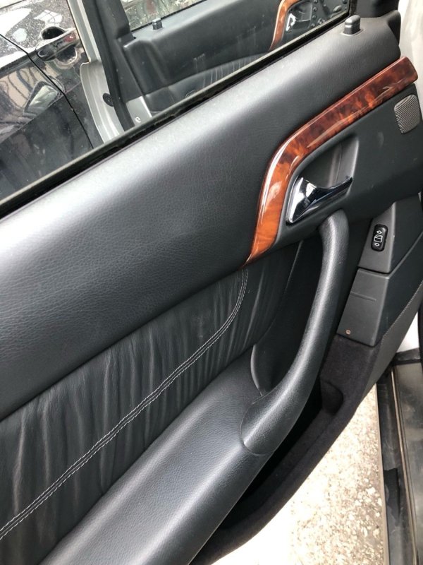Automobil