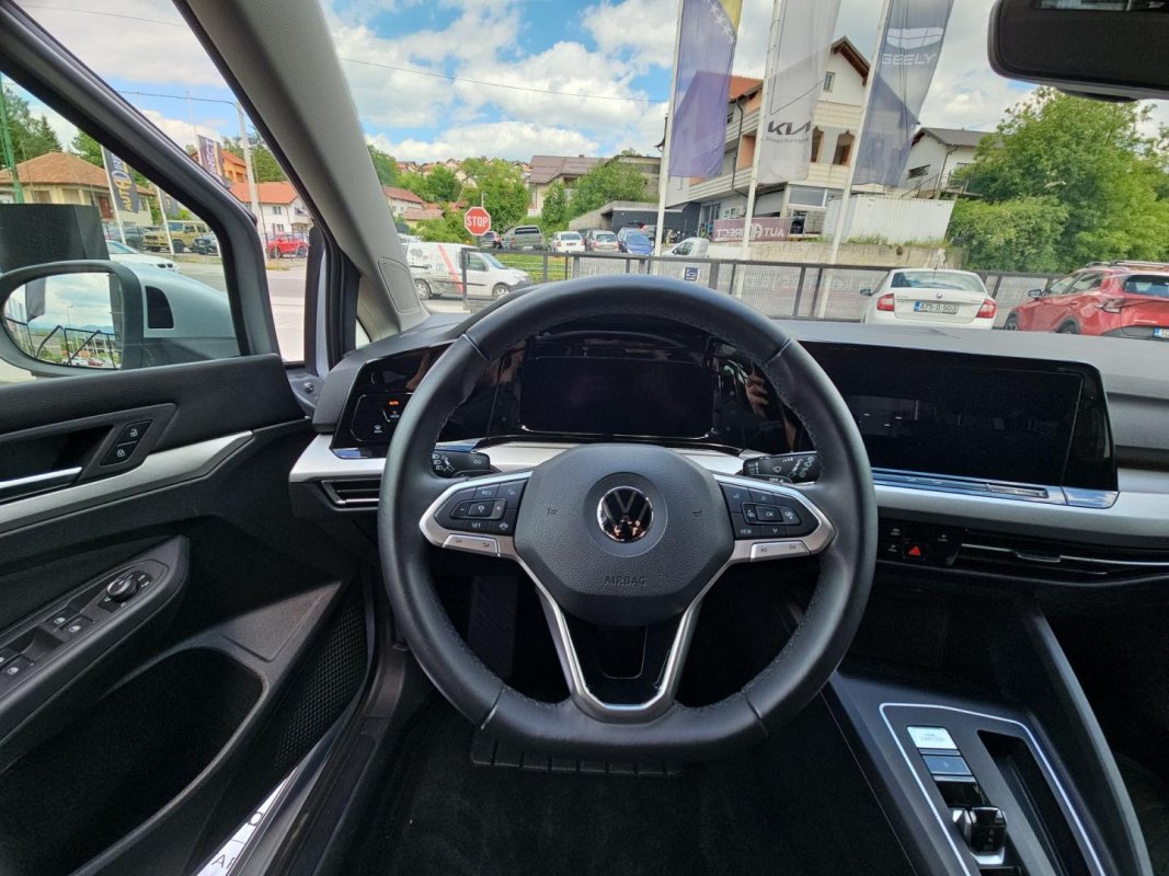Automobil