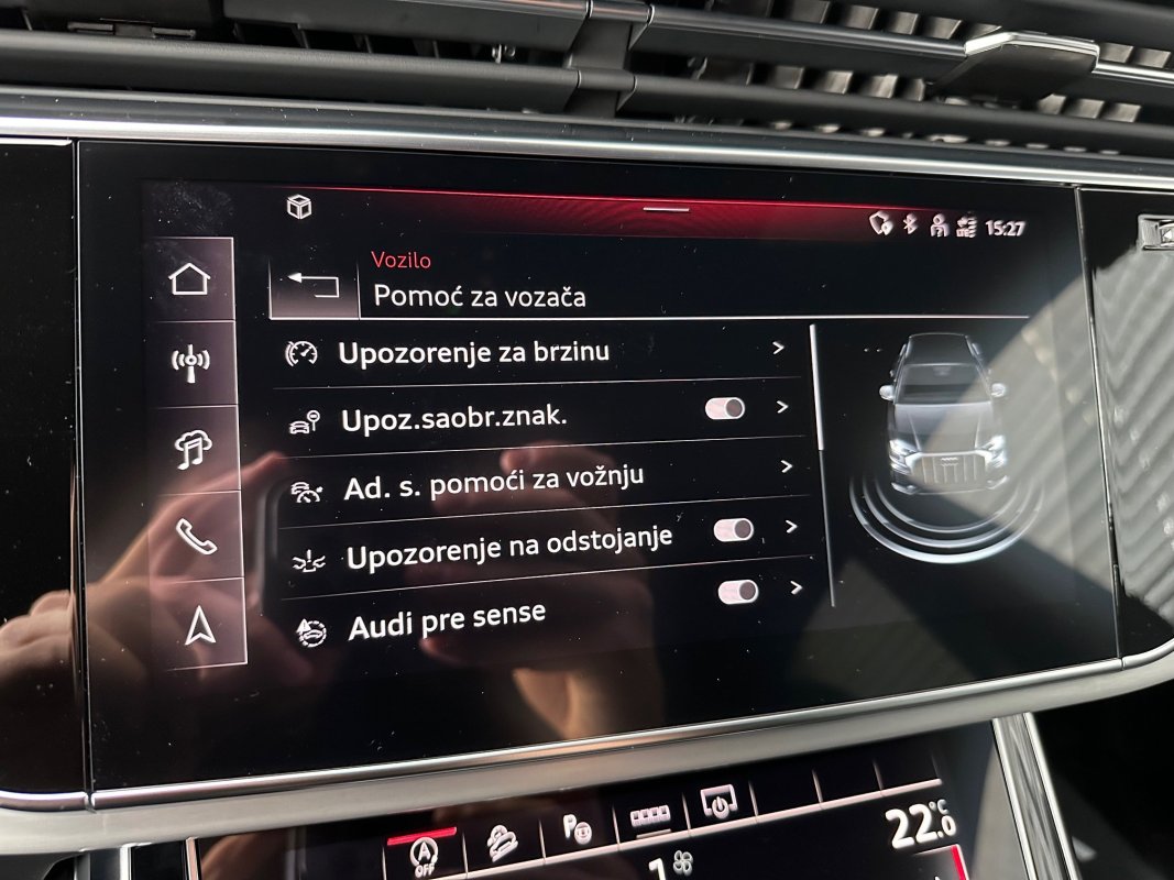 Automobil