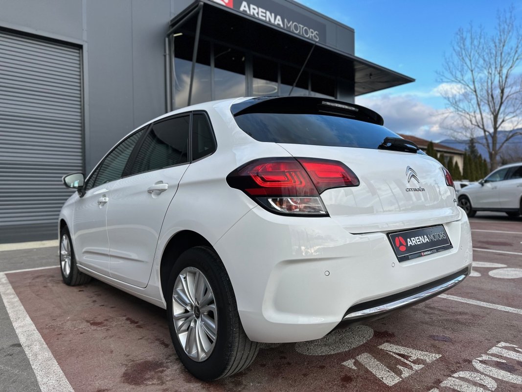 Automobil