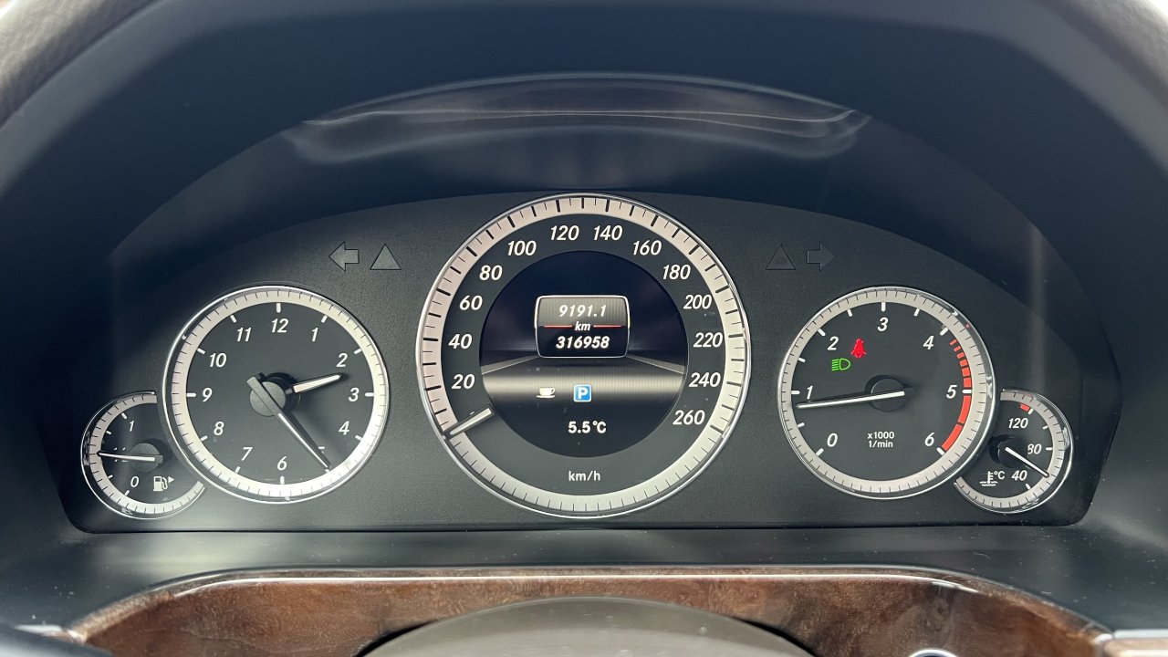 Automobil