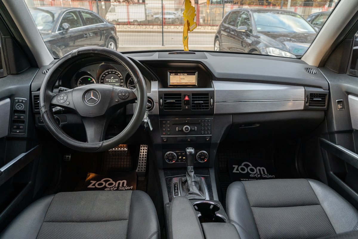 Automobil