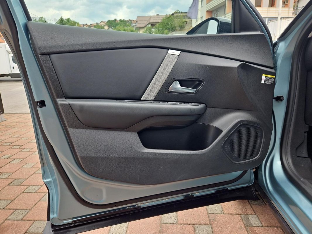 Automobil