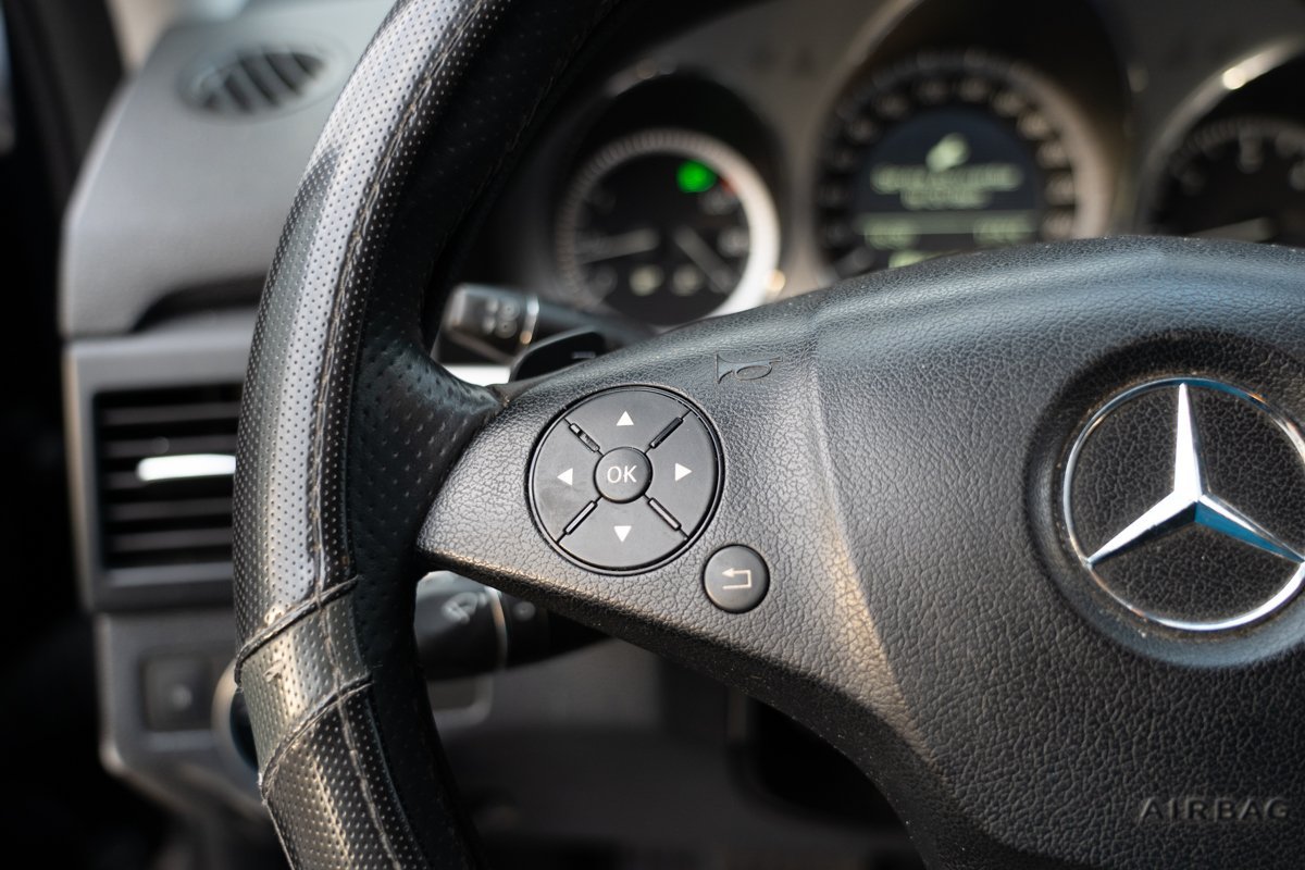 Automobil