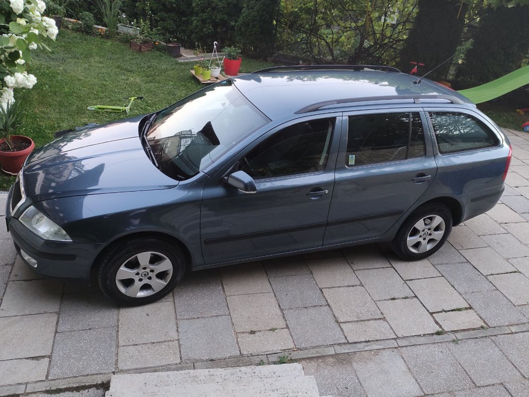 Automobil