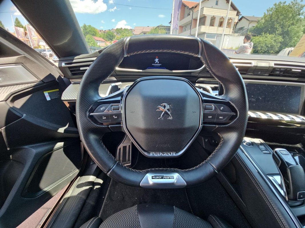 Automobil