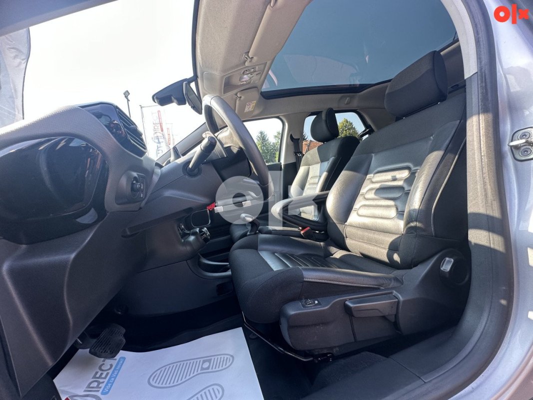 Automobil