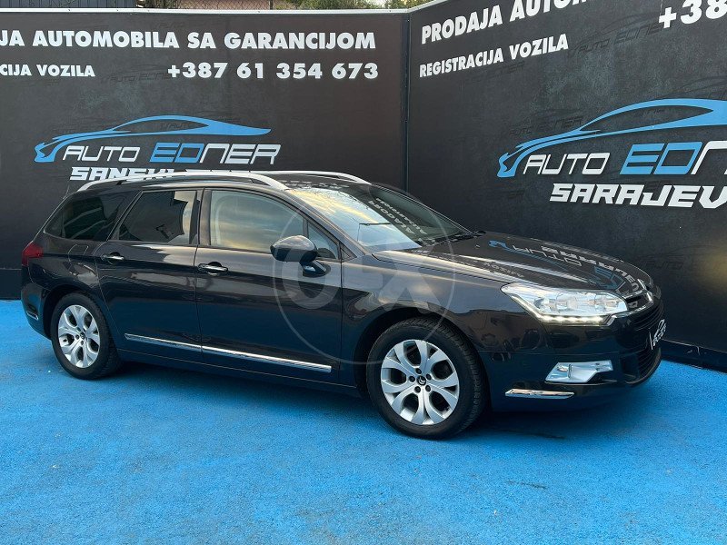Automobil