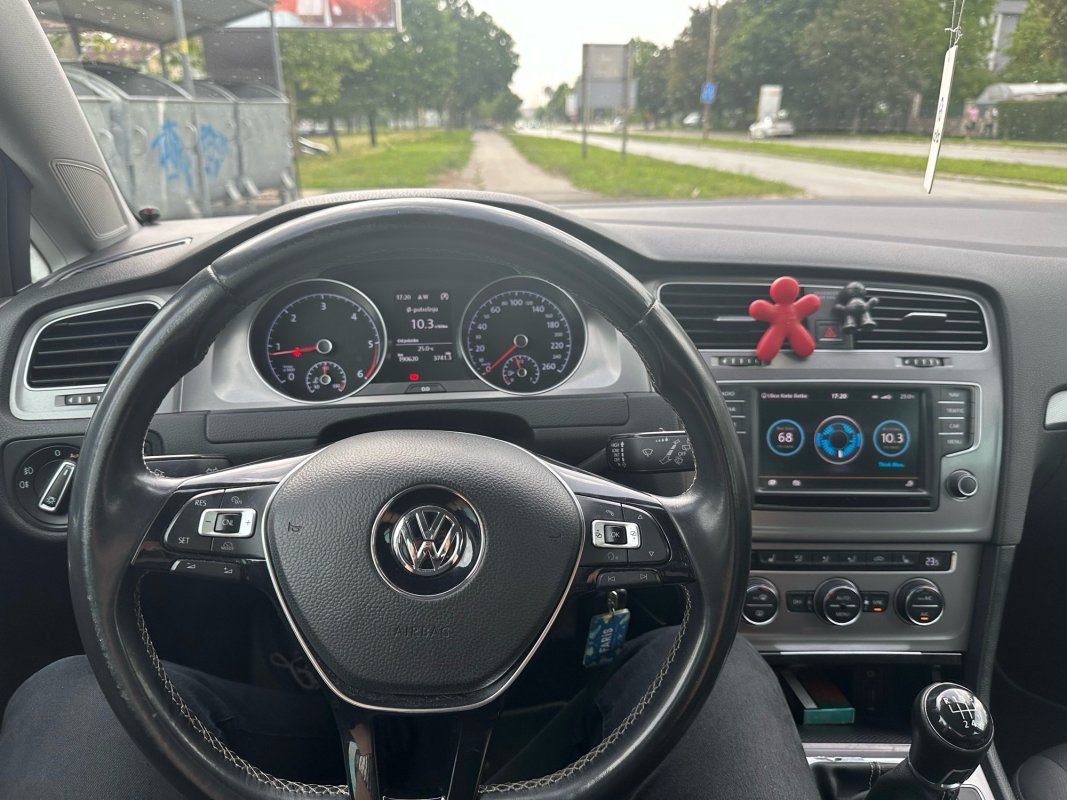 Automobil