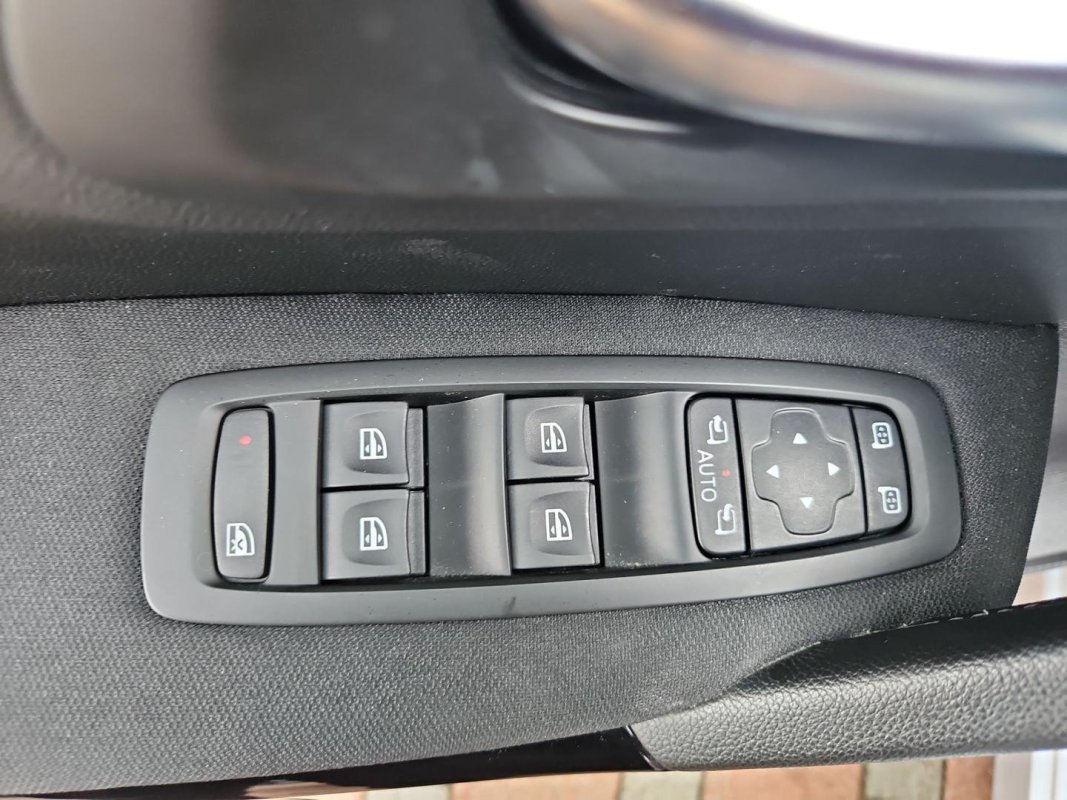 Automobil