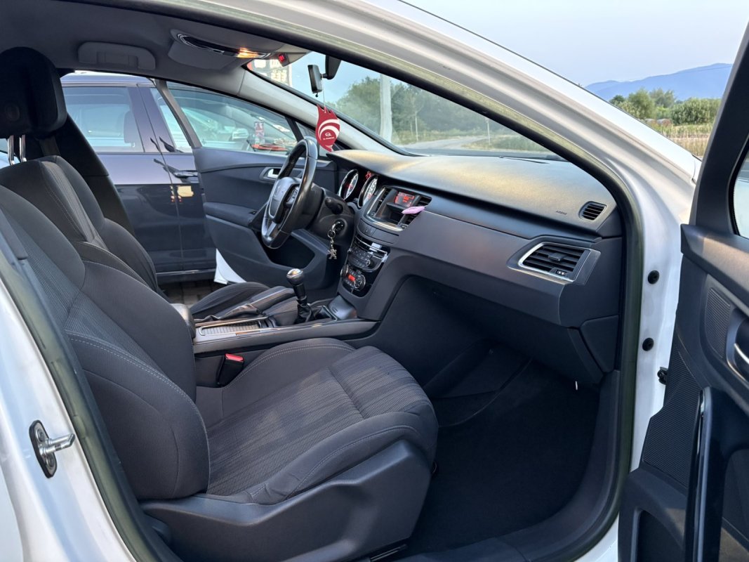 Automobil