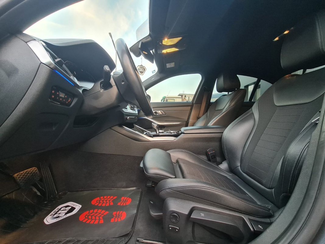 Automobil