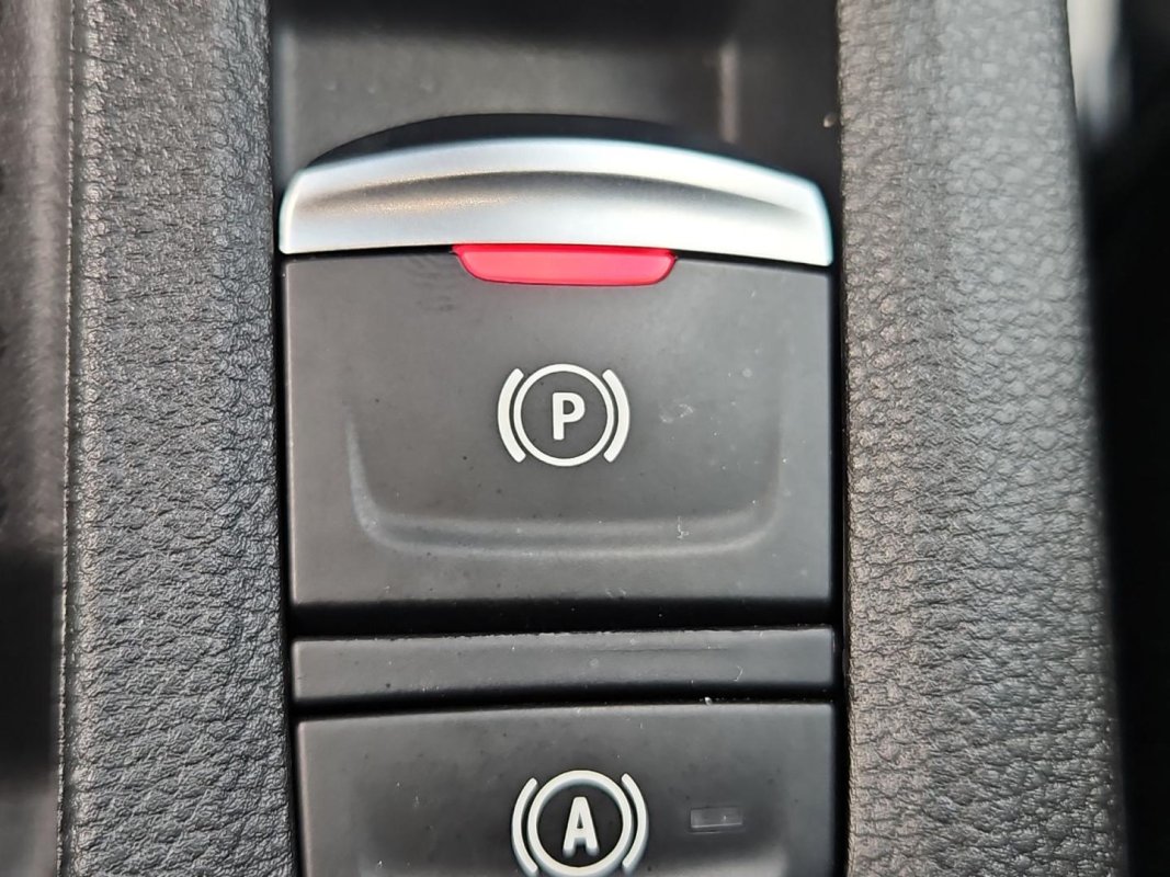Automobil