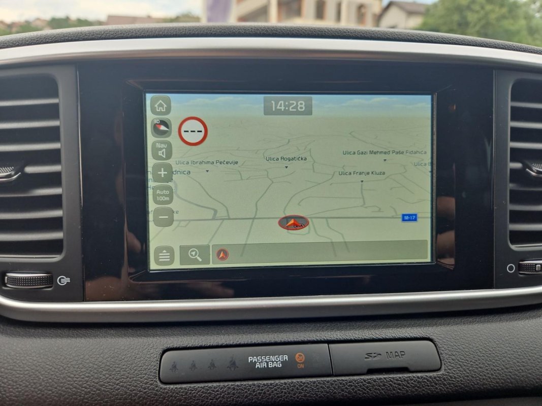 Automobil