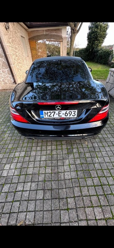 Automobil