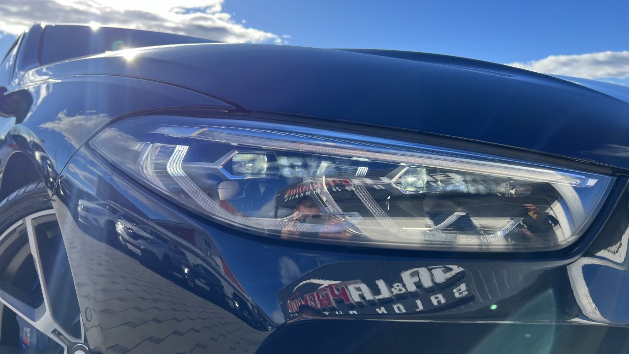 Automobil