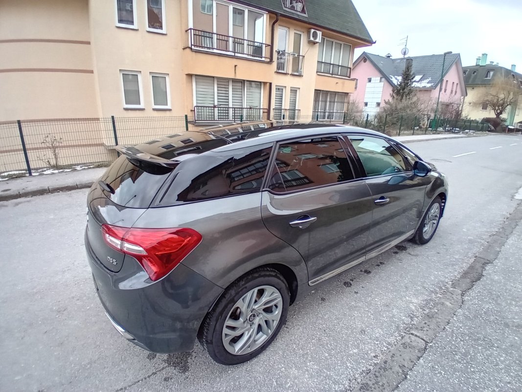 Automobil