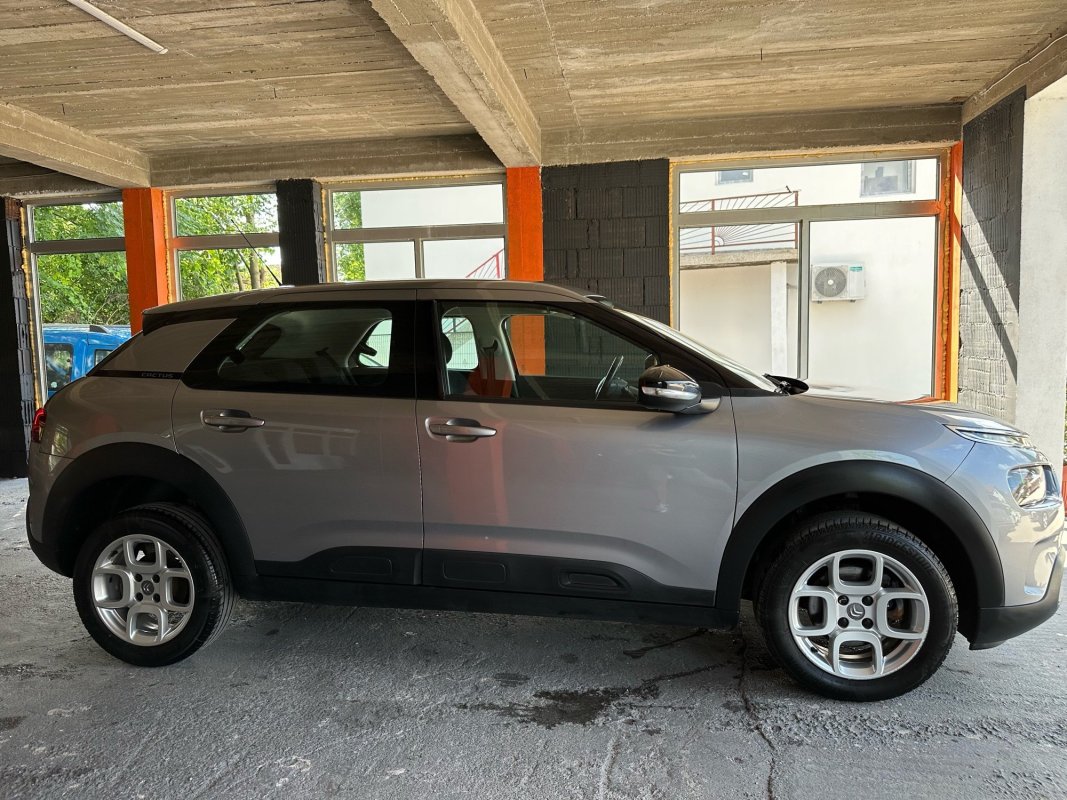 Automobil
