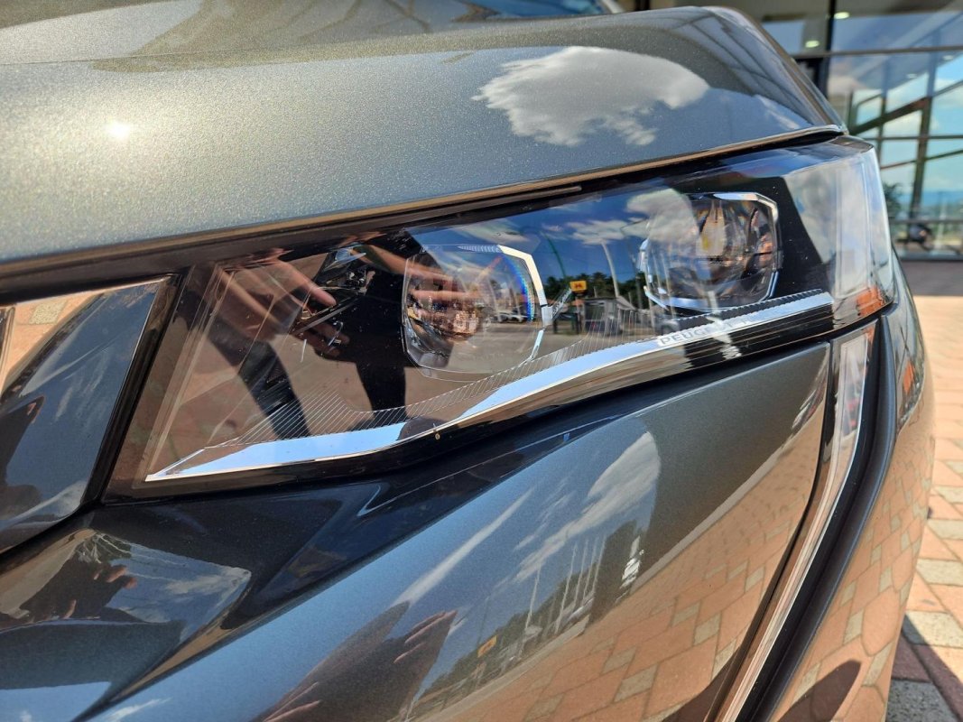 Automobil