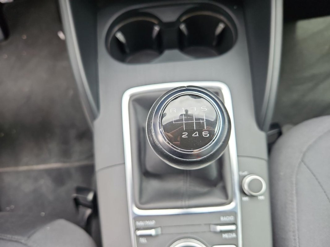 Automobil
