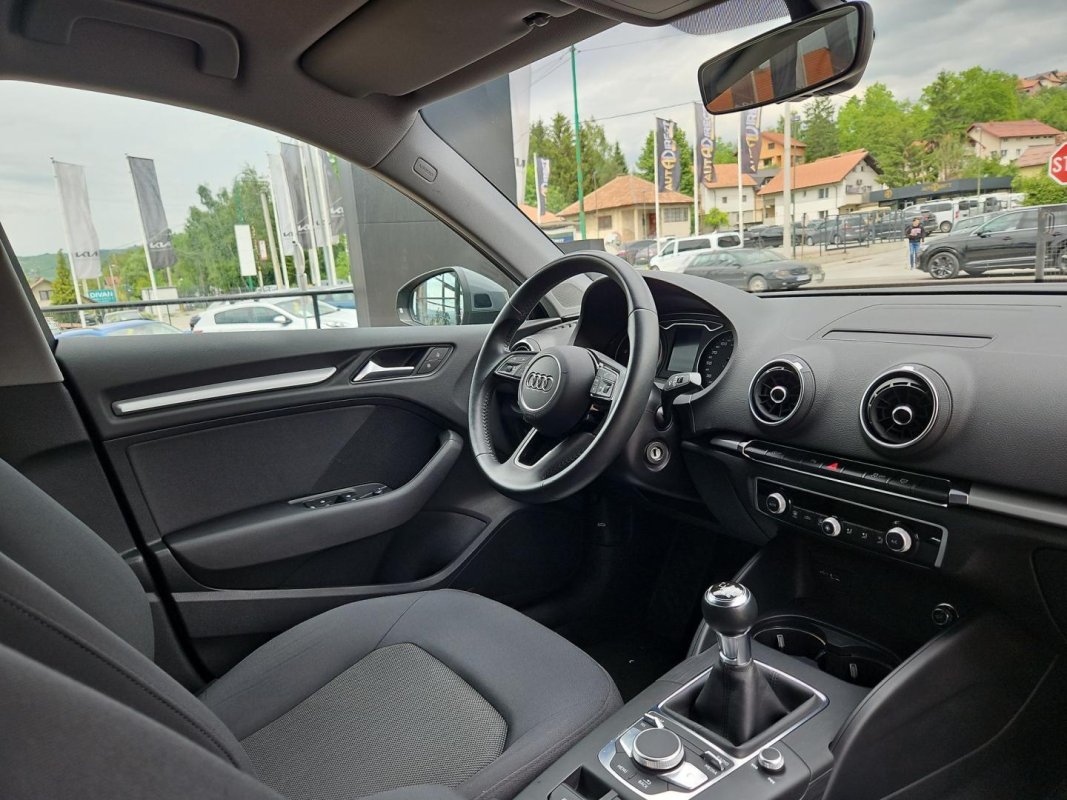 Automobil