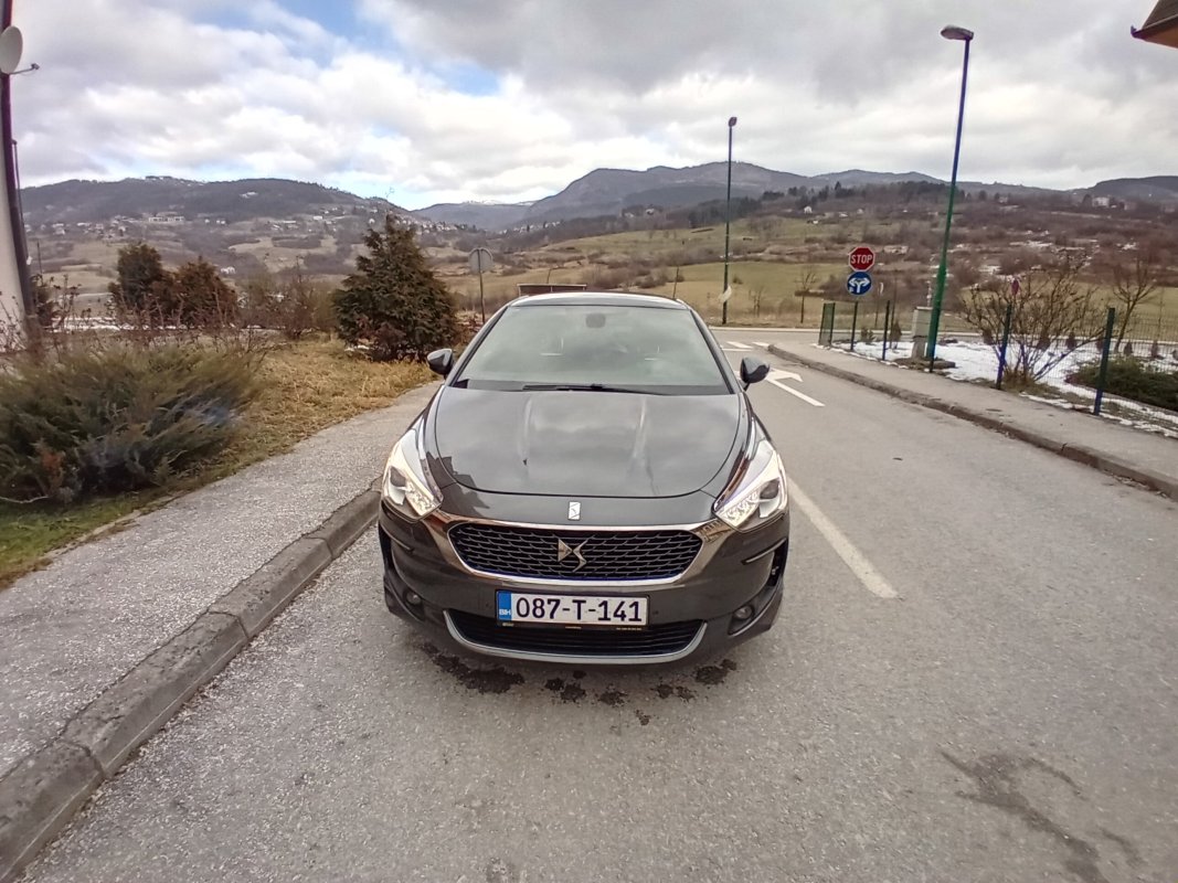Automobil