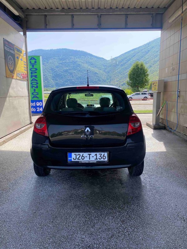 Automobil