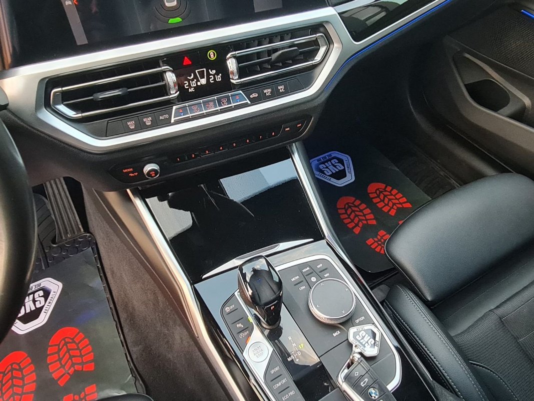 Automobil