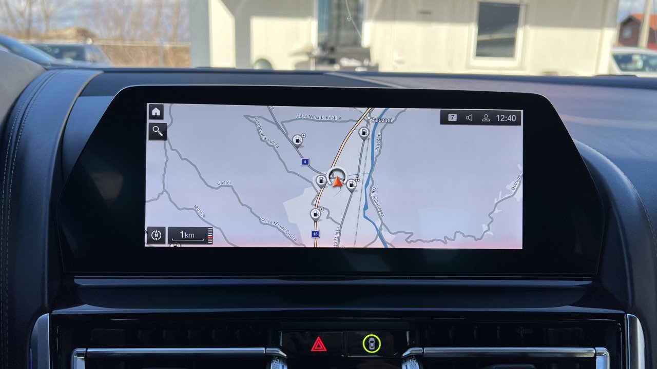 Automobil