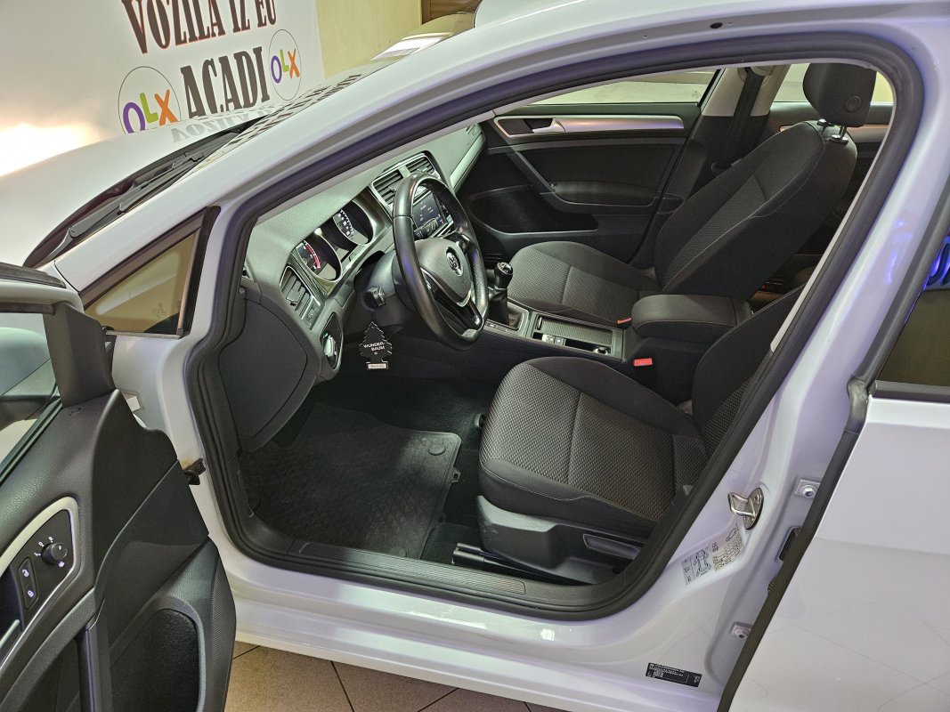 Automobil